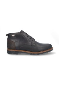 Botas de tobillo de cuero negro con punta redondeada, suela marrón en contraste y seis ojales de cordones. Cuenta con un tirador trasero y acentos texturizados.