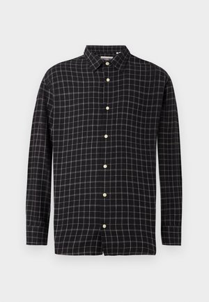 Fekete kockás ing, hosszú ujjal, gombos gallérral és fehér gombokkal; szürke vonalakból álló rácsos mintával.