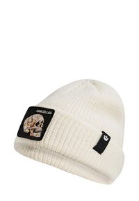 Witte gebreide beanie met een zwart rechthoekig label met een schedelontwerp en het woord "CANCELLED", textured oppervlak en omgeslagen manchette.