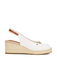 Hvit kanvas kilehæl sandaler med åpen tå-design, teksturert jute mellomsåle og en brun spenne rem for justering. Har en logo detalj.