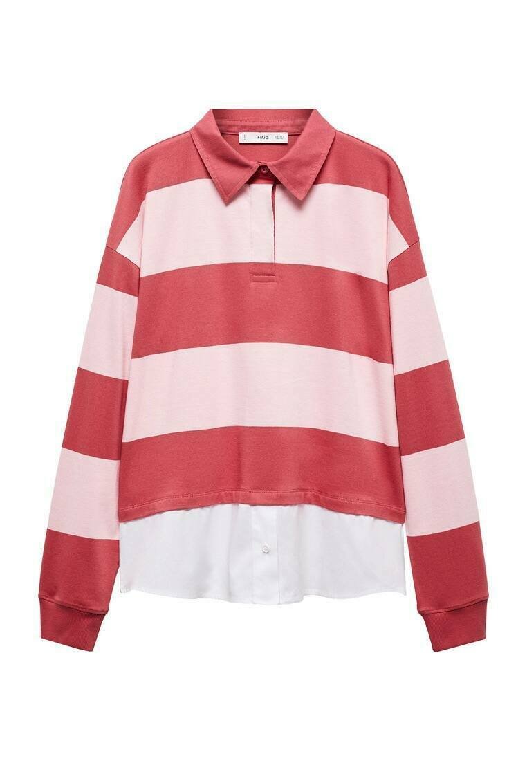 Polo a maniche lunghe a righe rosse e pink con colletto, caratterizzato da un design corto e una sottoveste bianca solida sul fondo.
