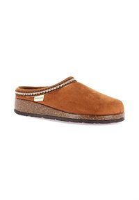 Clog in suede marrone con texture liscia, punta rotonda e rifiniture decorative. Presenta una suola scura e texturizzata per aderenza e stabilità.