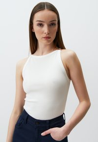 SLIM FIT HALTER NECK BASIC - Top - white