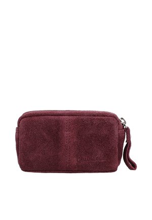 Kleine rechteckige burgunderfarbene Wildledertasche mit Reißverschluss und Handgelenkschlaufe vor weißem Hintergrund.