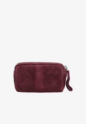 Kleine rechteckige burgunderfarbene Wildledertasche mit Reißverschluss und Handgelenkschlaufe vor weißem Hintergrund.