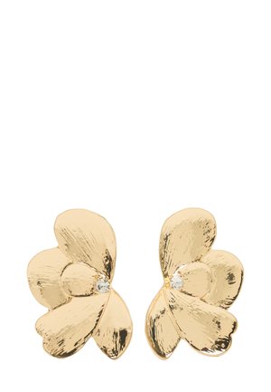 Złote kolczyki w kształcie kwiatów z teksturowanymi płatkami, ozdobione centralnym przejrzystym kamieniem szlachetnym. Odbijające światło, polerowane wykończenie.