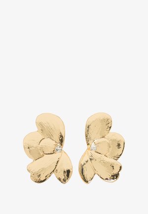 Złote kolczyki w kształcie kwiatów z teksturowanymi płatkami, ozdobione centralnym przejrzystym kamieniem szlachetnym. Odbijające światło, polerowane wykończenie.