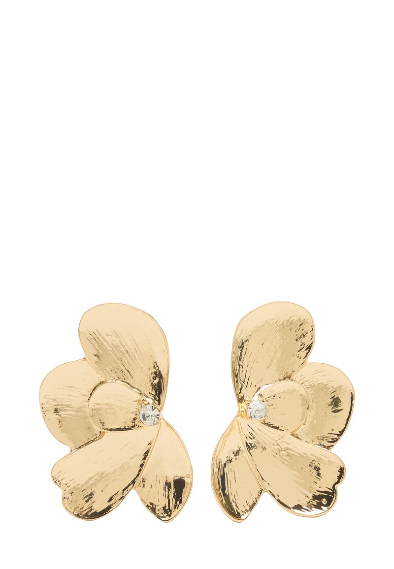 Złote kolczyki w kształcie kwiatów z teksturowanymi płatkami, ozdobione centralnym przejrzystym kamieniem szlachetnym. Odbijające światło, polerowane wykończenie.