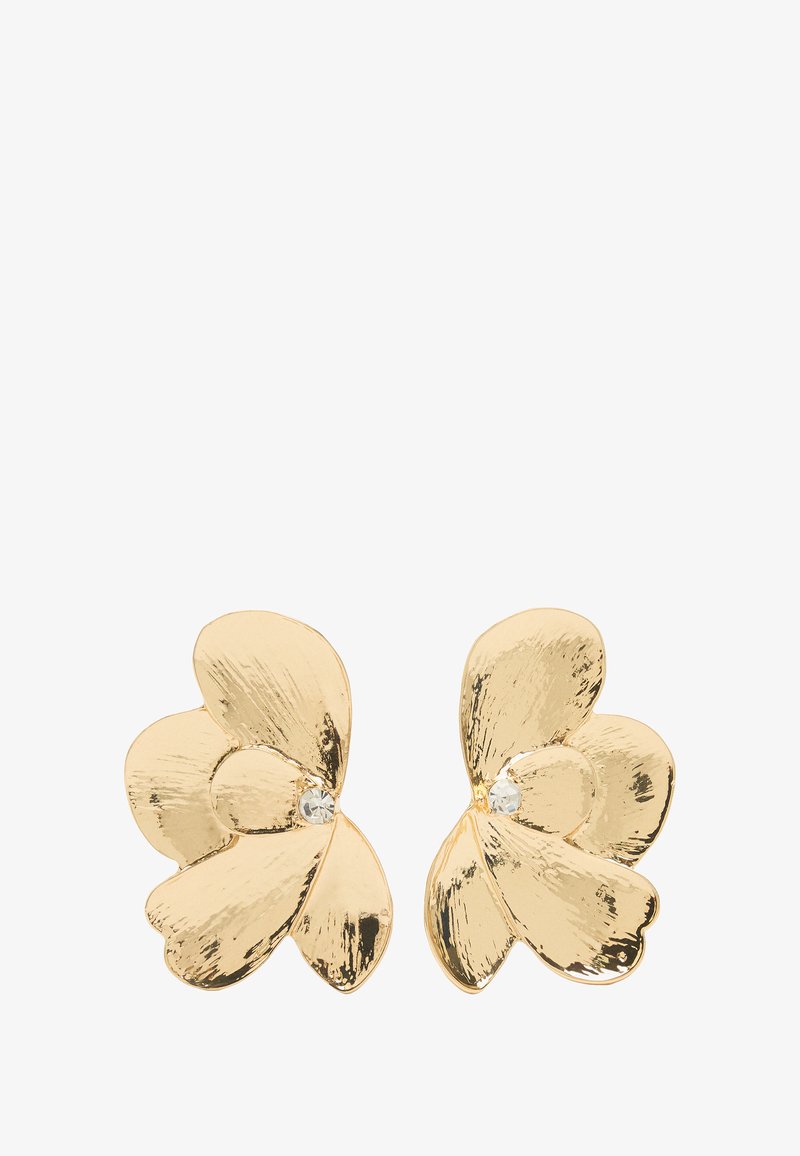 Złote kolczyki w kształcie kwiatów z teksturowanymi płatkami, ozdobione centralnym przejrzystym kamieniem szlachetnym. Odbijające światło, polerowane wykończenie.