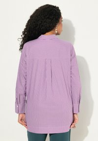 Paarse en witte gestreepte blouse met een rugpand, lange mouwen, knoopmanchetten en een plooidetail. Vloeiende stof met een relaxte pasvorm.