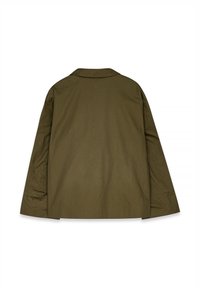 Olijfgroene, lichtgewicht buitenjas met een gestructureerde kraag, lange mouwen en een relaxed fit. Gladde textuur, minimaal ontwerp.