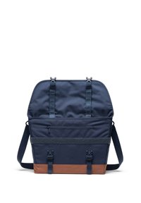 Borsa in tessuto blu navy con fondo marrone, doppi spallacci, tasca frontale con zip e dettagli in fibbia su una tracolla texturizzata.