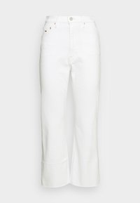Pantalones de mezclilla blancos con un ajuste de cintura alta, pierna acampanada y diseño de cinco bolsillos. Presenta un botón plateado y detalles deCostura en contraste.