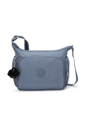 Borsa a tracolla blu con tasca frontale con zip, tracolla regolabile a righe, tasche laterali e un piccolo portachiavi morbido nero attaccato.