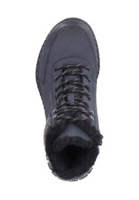 Botte noire imperméable avec un dessus lisse, un système de laçage résistant et une doublure en fausse fourrure autour du col pour plus de chaleur. Semelle plate en caoutchouc.