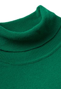 Zielony sweter z golfem z dzianiny z prążkowaną teksturą, szerokim dekoltem i gładką tkaniną w jednolitym kolorze, bez widocznych wzorów czy akcentów.
