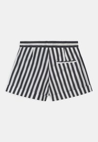 Schwarstripade shorts med rak passform, som har uppvikt fåll, framveck, och en bakficka med kontrasterande kant.