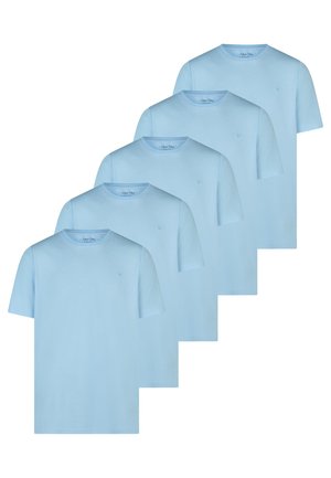Pięć jednolitych jasnoniebieskich t-shirtów z krótkim rękawem i okrągłym dekoltem, ułożonych w naprzemienny, nakładający się wzór.