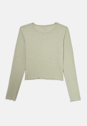 Lys grønn ribbestrikket langermet crop top med bølgede kanter på ermene og nederkant, rund halsutringning, lagt flatt på hvit bakgrunn.