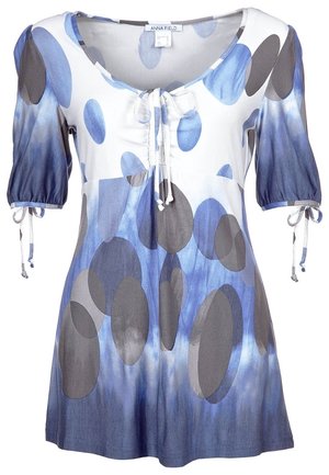 Blouse blanche et bleue à manches courtes avec de grands motifs circulaires gris et bleus, encolure à cordon et poignets de manches noués.