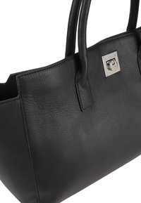 Zwarte leren handtas met een getextureerde afwerking, voorzien van twee handvatten en een zilveren sluiting. Eenvoudig ontwerp, gestructureerde vorm.