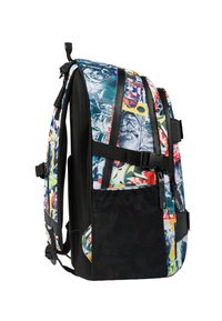 Wielokolorowy plecak z błyszczącą wzorzystą powierzchnią, czarnymi akcentami z siateczki, regulowanymi paskami oraz boczną kieszenią z suwakiem.