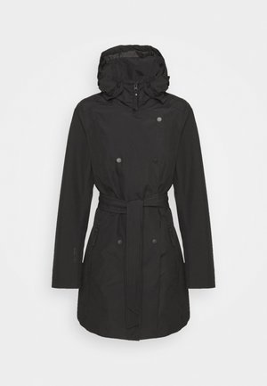 Černý nepromokavý kabát s dvouřadým zapínáním vpředu, nastavitelnou kapucí, páskem v pase a dvěma bočními kapsami. Hladká textura.