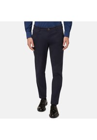 Mornarsko modri chinosi s ozkim krojem, z zapiranjem na gumb in zankami za pas. Narejeni so iz gladkega blaga, z stranskimi in zadnjimi žepi.