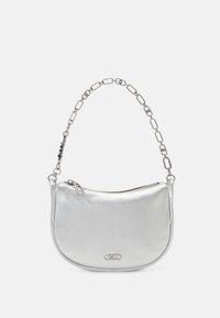 Borsa a mano in pelle argentata con silhouette curvata, chiusura a zip e una tracolla a catena. Presenta un logo inciso sul davanti.