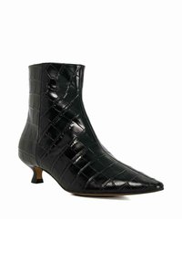 Black ankle boot made of glossy crocodile-embossed leather, featuring a pointed toe and a small kitten heel. Smooth texture, sleek design.