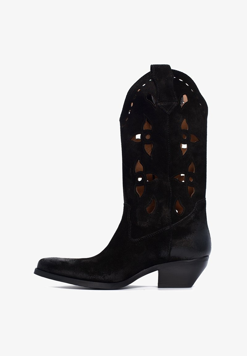 Stivale da cowboy in suede nero con design floreale ritagliato, punta affusolata e tacco impilato. Tessuto liscio con dettagli di cucitura lungo i bordi.