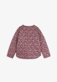 Blusa de manga larga en rosa con un estampado de leopardo. Presenta un cuello redondo, un corte relajado y un ribete en contraste a lo largo de los bordes.