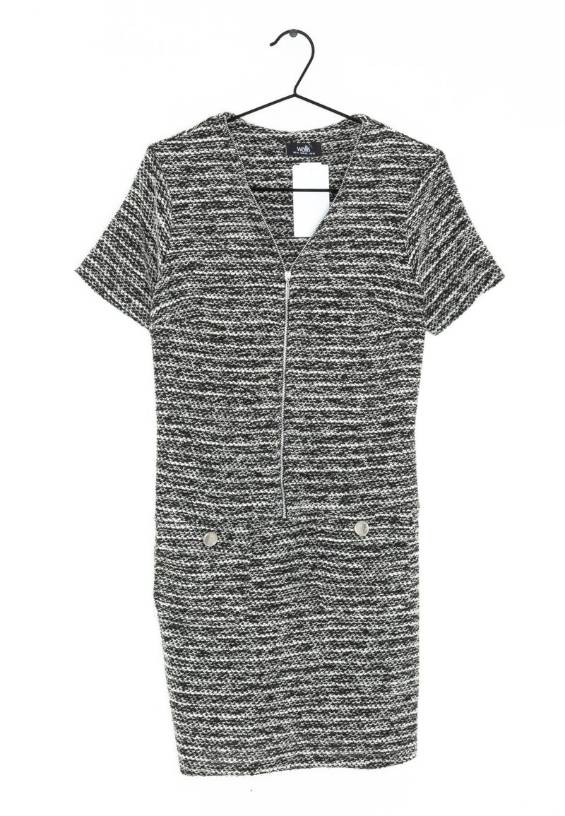 Šaty s krátkým rukávem z černobílé pruhované pleteniny. Obsahují přední zip a dvě dekorativní kapsy na druk na pase.