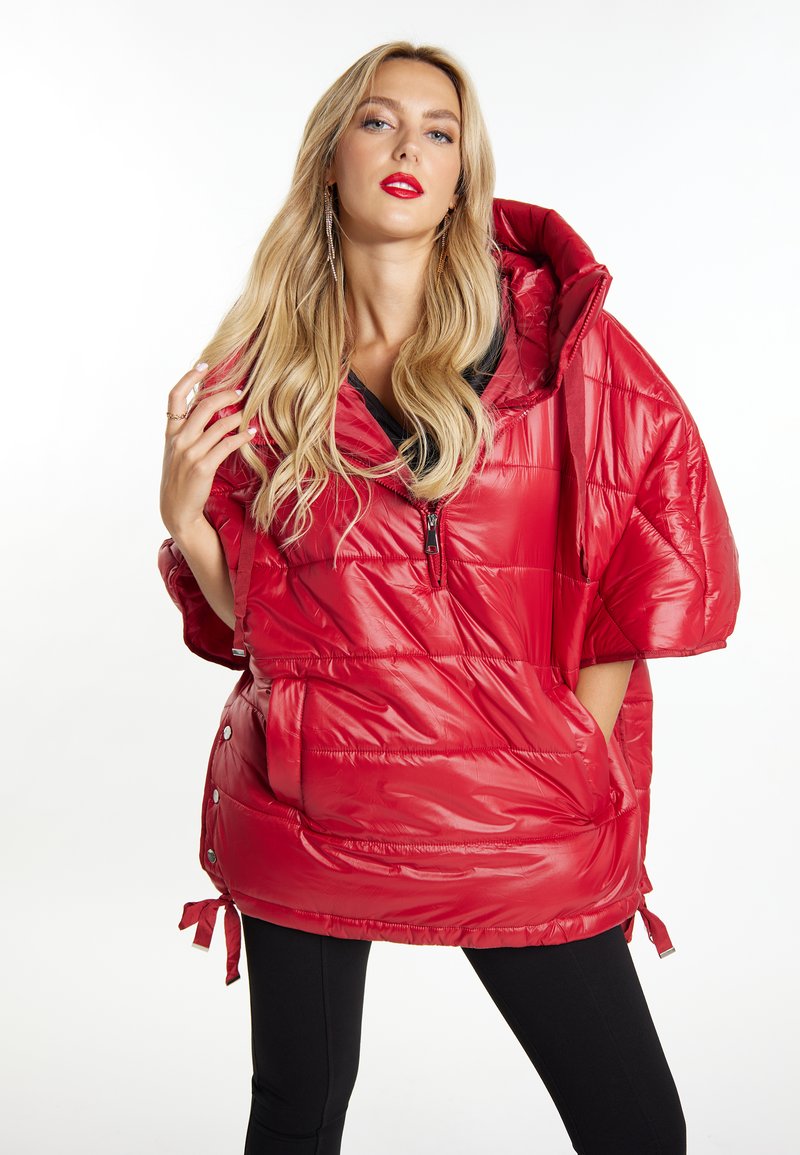 Rød puffer halv-zip jakke med en bred hætte, blank overflade, sidelommer og justerbare snore i kanten. Sort indvendig foret detalje.
