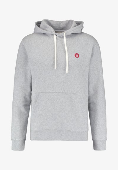 Haut à capuche gris en mélange de coton, avec une poche avant, une capuche ajustable à cordon de serrage, et un petit logo rouge sur la poitrine.