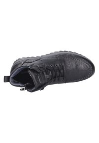Botte en cuir noir avec surface texturée, bout rond, design à lacets, accents cousus et semelle robuste pour une bonne traction.