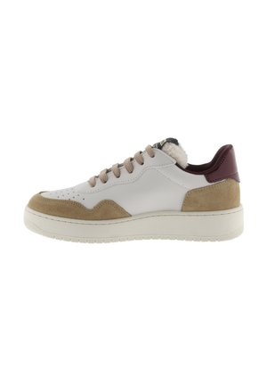 Sneaker bianco in pelle con accentuazioni in camoscio beige, punta tonda e lacci beige. Presenta un tallone color bordeaux e suola in gomma testurizzata.