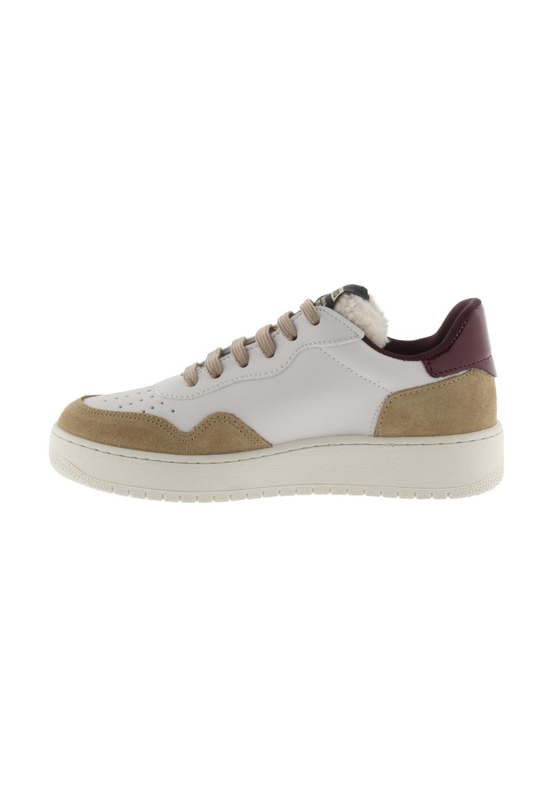 Vita lädersneakers med beige mockadetaljer, rund tå och beige skosnören. Har en vinröd hälflik och strukturerad gummisula.