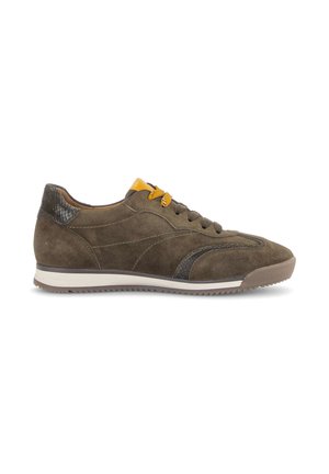 Bruine suède sneaker met gele accenten, getextureerde hiel, witte tussenzool en rubberen zool, van de zijkant getoond op een witte achtergrond.