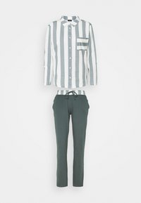 Gestreifte Button-up-Bluse mit grünen und weißen vertikalen Streifen; kombiniert mit dunkelgrünen Jogginghosen mit Kordelzug. Baumwollmaterial mit normaler Passform.