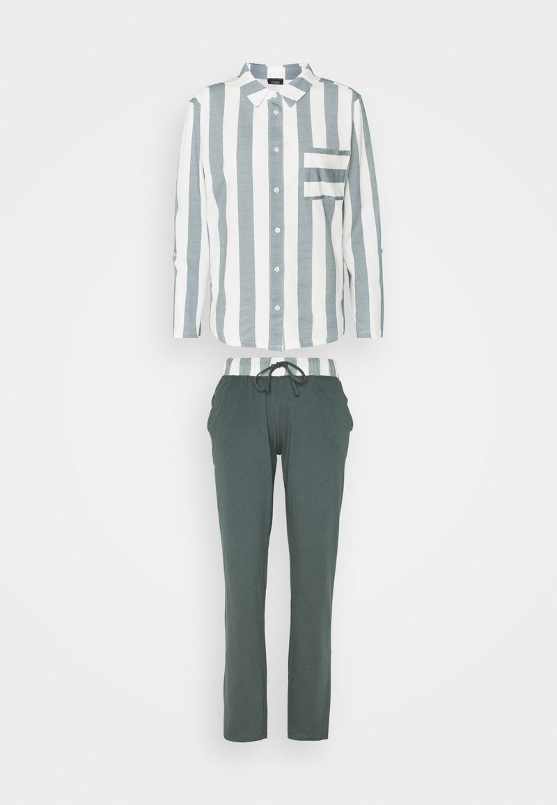 Gestreifte Button-up-Bluse mit grünen und weißen vertikalen Streifen; kombiniert mit dunkelgrünen Jogginghosen mit Kordelzug. Baumwollmaterial mit normaler Passform.