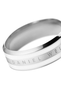 Stříbrný prsten s hladkým leštěným povrchem, s matnou částí s vyrytým nápisem "DANIEL WELLINGTON" a střídavě lesklými akcenty.