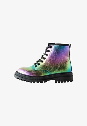 Iridescentní metalické bojové boty na šněrování s černou silnou gumovou podrážkou a kulatou špičkou, zobrazené v bočním profilu na bílém pozadí.