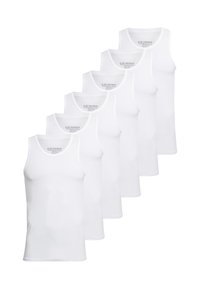 Hvide bomulds tanktoppe i en pakke med seks, der har et enkelt ærmeløst design, rund halsudskæring og en glat, let tekstur.