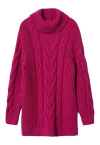 Jersey de punto fucsia con cuello alto tipo cowl, que presenta patrones de trenzas y mangas anchas. La tela tiene una apariencia texturizada y gruesa.