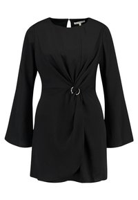 Svart klänning med rund halsringning, långa utsvängda ärmar och en snurrad detalj på framsidan med metallringar. Slät tyg med en figurnära silhuett.