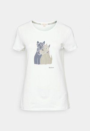 Biały T-shirt z krótkim rękawem z grafiką dwóch siedzących psów, jeden ciemnoszary, drugi jasnobeżowy, oraz napisem „Barbour” poniżej.