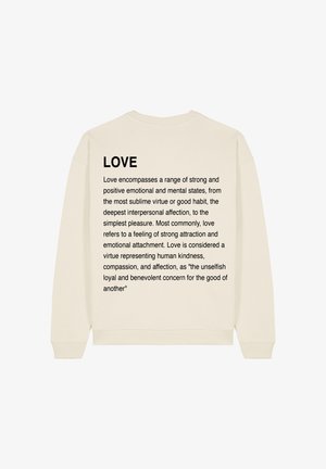 Krém színű pulóver, amelynek hátán fekete szöveg található. A szöveg a szerelem fogalmát tárgyalja különböző érzelmi összefüggésekben.