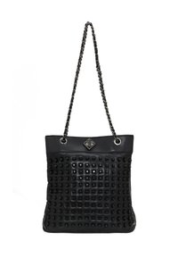 Borsa a tracolla in pelle nera con texture borchiata, tracolla a catena e accenti metallici. Presenta una parte superiore liscia con un fondo testurizzato.