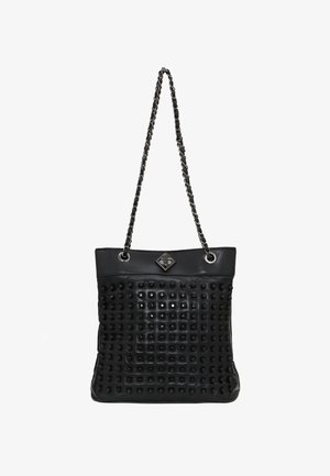 Borsa a tracolla in pelle nera con texture borchiata, tracolla a catena e accenti metallici. Presenta una parte superiore liscia con un fondo testurizzato.
